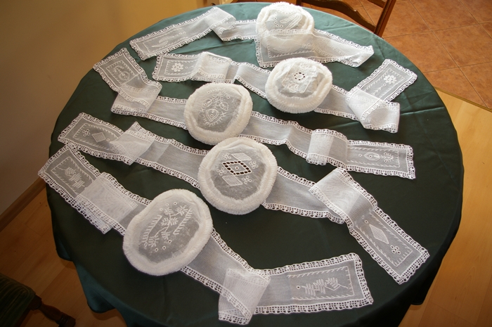 Część kopek - hafty artystyczne na tiulu wykonała p. Izabela Gbór