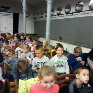 Klasy I i II na przedstawieniu w Lesznie_2