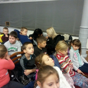 Klasy I i II na przedstawieniu w Lesznie_3