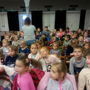 Klasy I i II na przedstawieniu w Lesznie_4